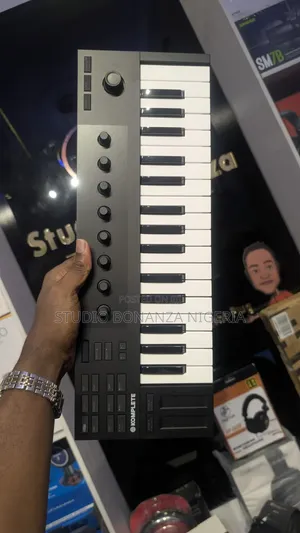 Komplete Kontrol M32 Studio Midi Controller Keyboard