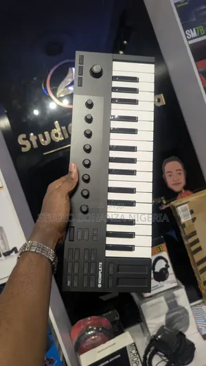 Komplete Kontrol M32 Studio Midi Controller Keyboard