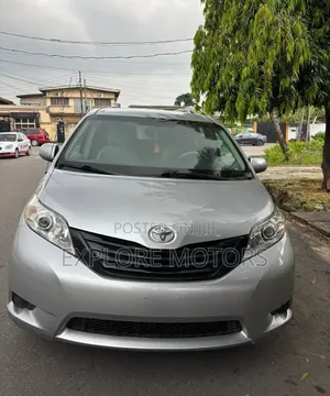 Toyota Sienna 2012 Silver