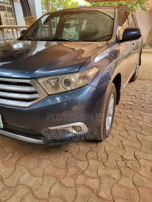 Toyota Highlander SE 2012 Blue