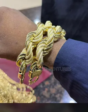 Pure 18karat Gold Twinz Hand Chain Available as Seen