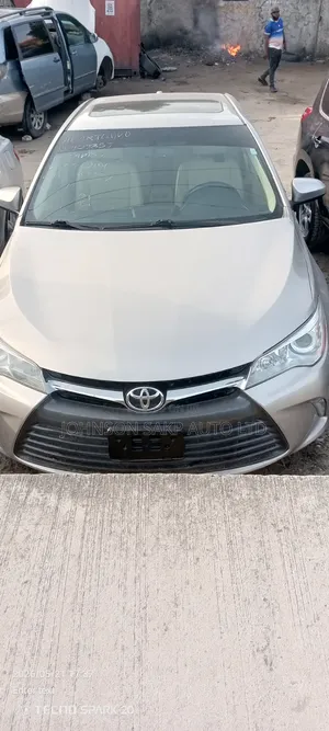 Toyota Camry XLE 4dr Sedan (2.5L 4cyl 6A) 2016 Gold