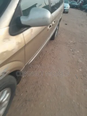 Chrysler Town & Country 2005 Gold