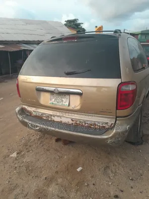 Chrysler Town & Country 2005 Gold