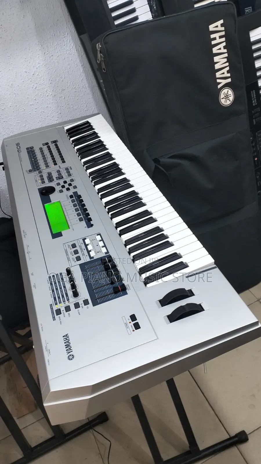 Yamaha Mo6 Professional Advanced Digital Synthesizer Workstation