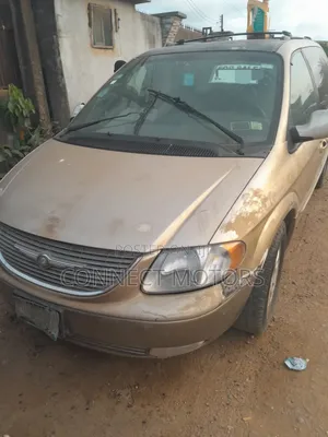 Chrysler Town & Country 2005 Gold
