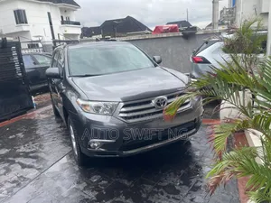 Toyota Highlander SE 2012 Gray