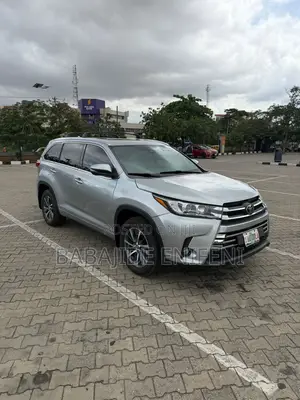 Toyota Highlander XLE 4x4 V6 (3.5L 6cyl 8A) 2018 Gray