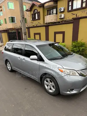 Toyota Sienna LE 7-Passenger 4dr Minivan AWD (3.5L 6cyl 6A) 2015 Gray