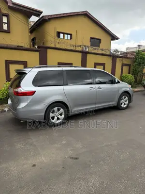 Toyota Sienna LE 7-Passenger 4dr Minivan AWD (3.5L 6cyl 6A) 2015 Gray