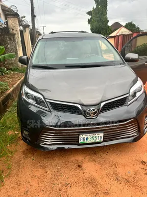 Toyota Sienna LE (3.5L 6cyl 8A) 2018 Gray
