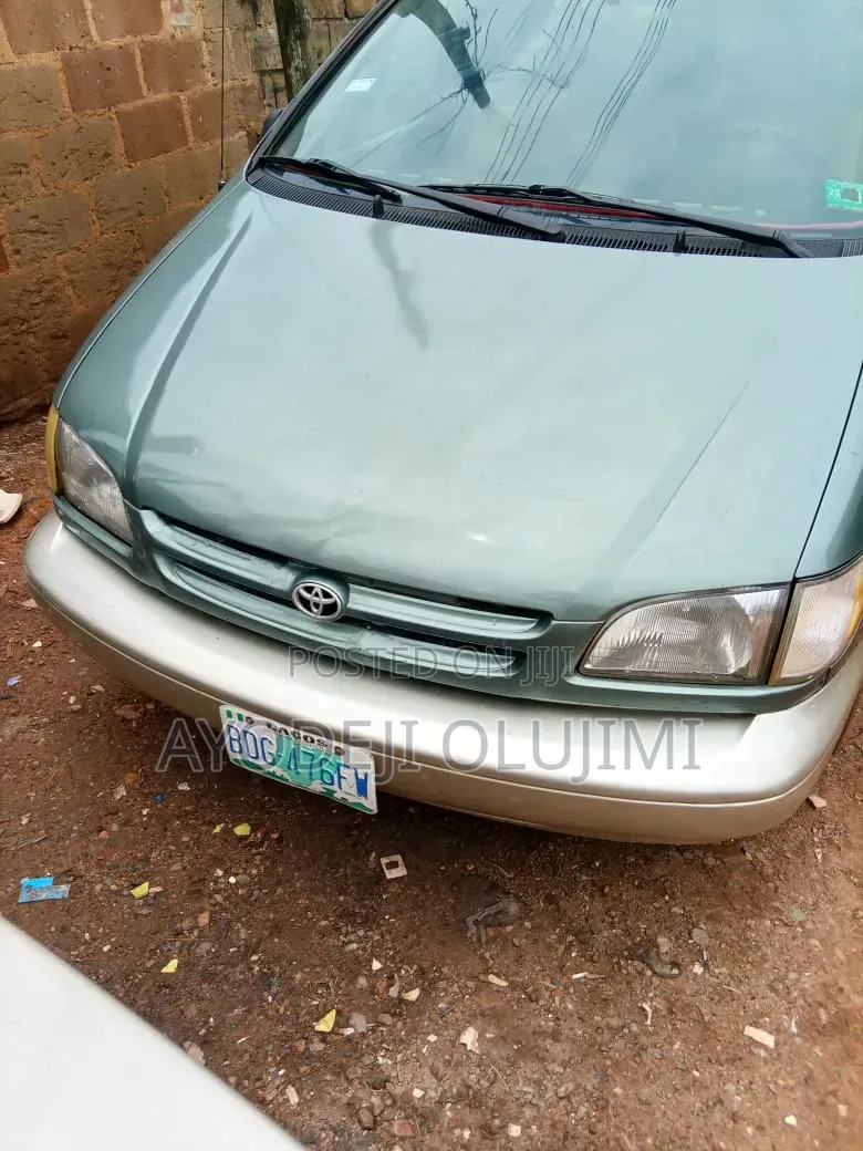 Toyota Sienna 1999 Silver