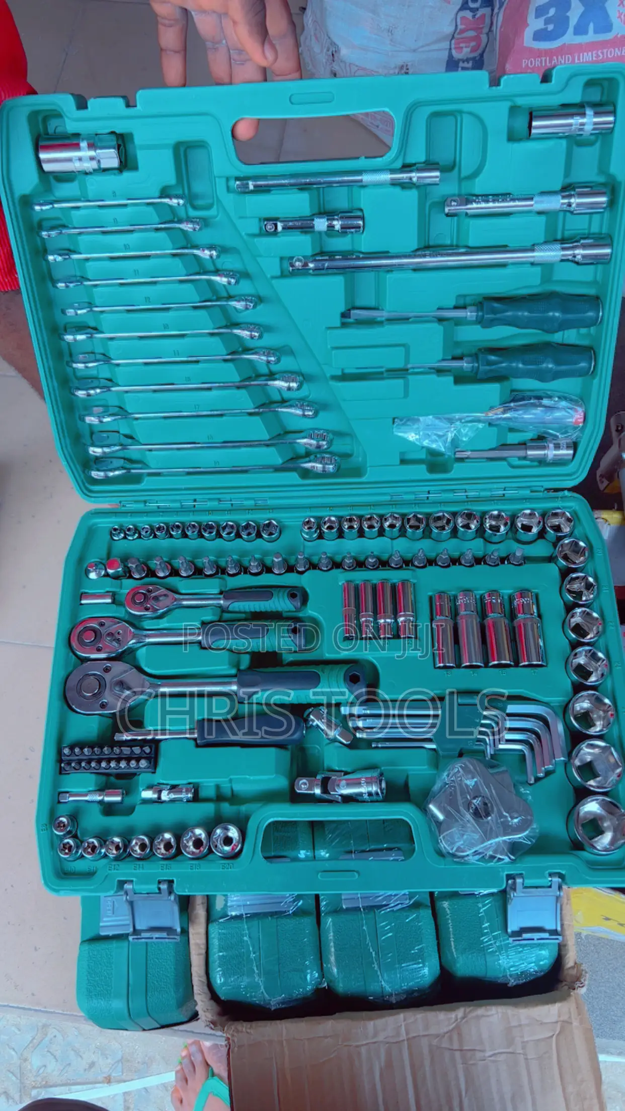 121 Professional Tools Box