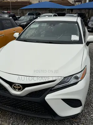 Toyota Camry SE FWD (2.5L 4cyl 8AM) 2018 White