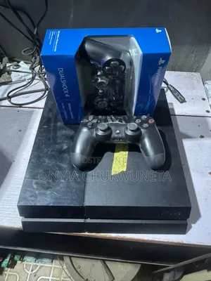 Hacked Ps4 With 2 Pads and 7 Games Including Fc26 
