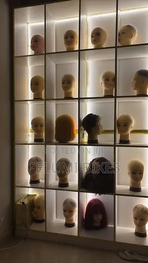 20 Mannequins With Wig Shelf