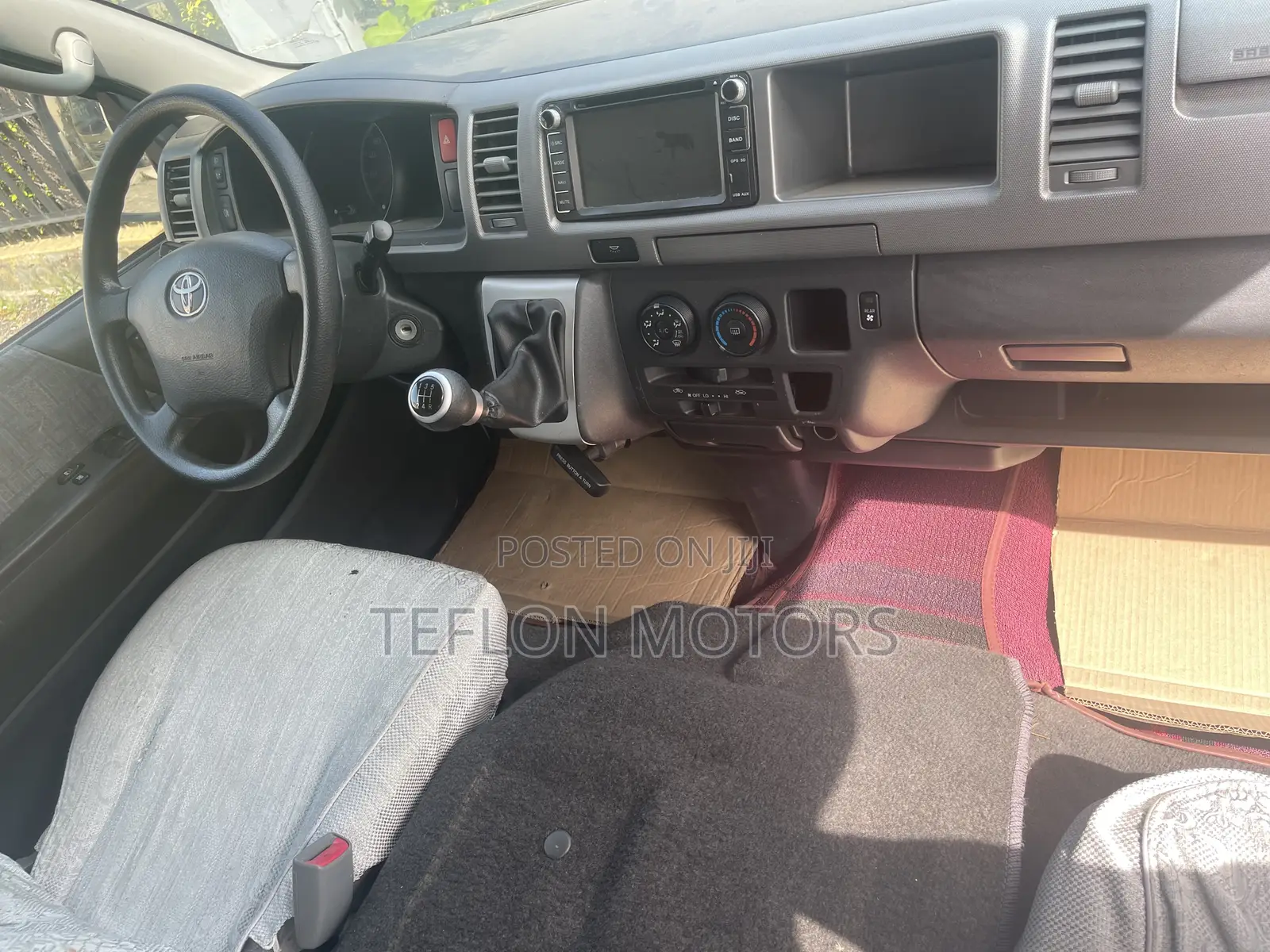 Toyota HiAce 2018 Gold