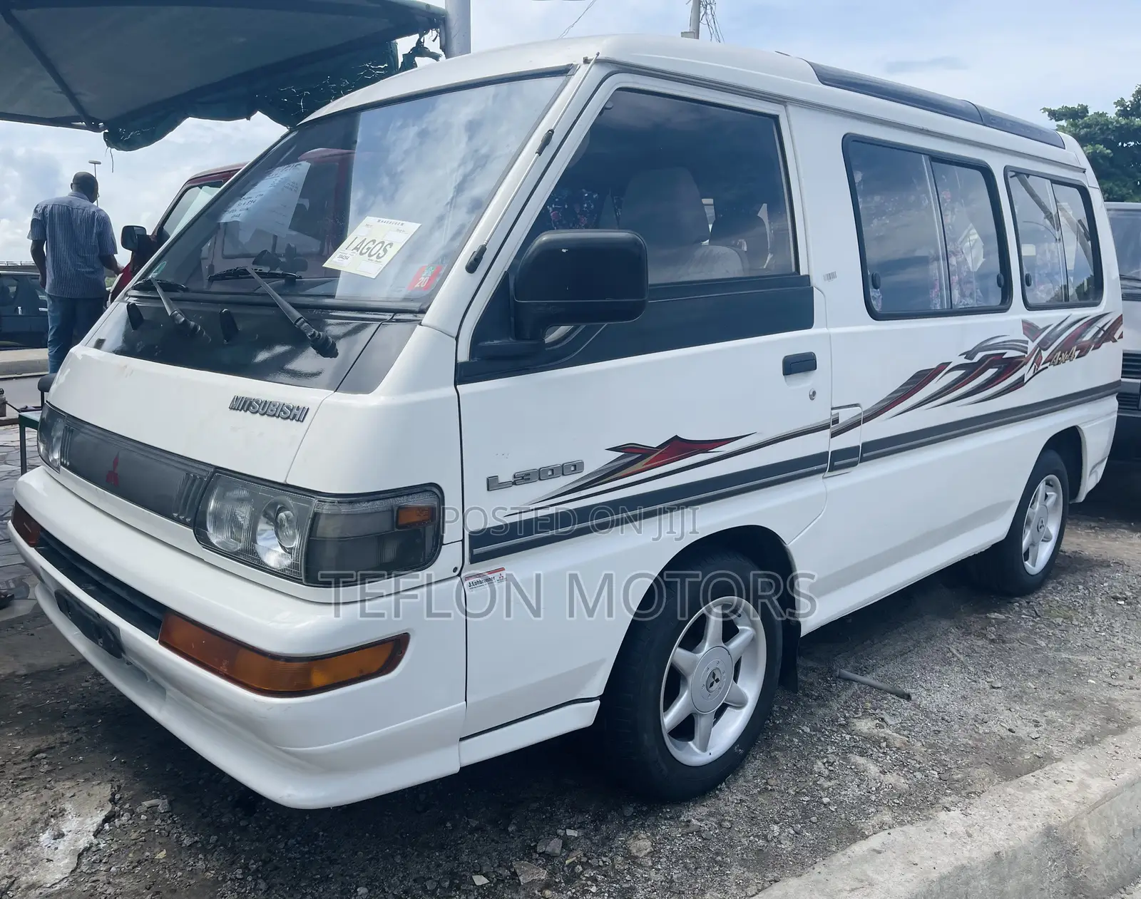 Mitsubishi L300 2004 White