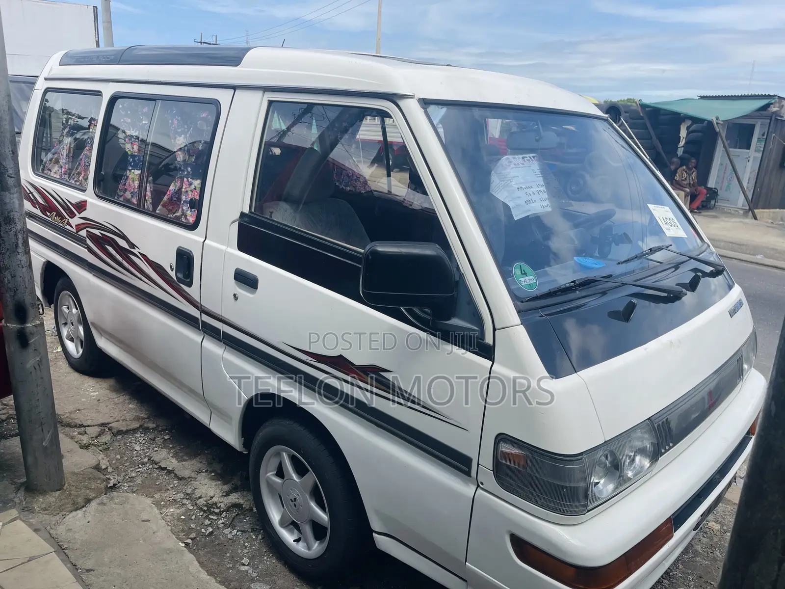 Mitsubishi L300 2004 White