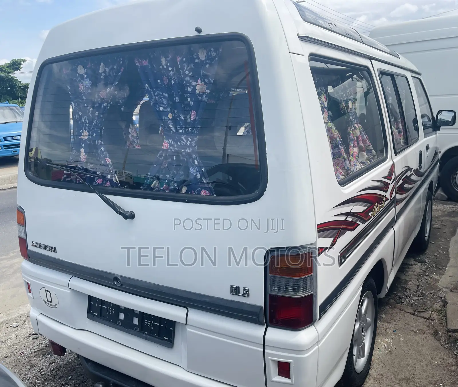 Mitsubishi L300 2004 White