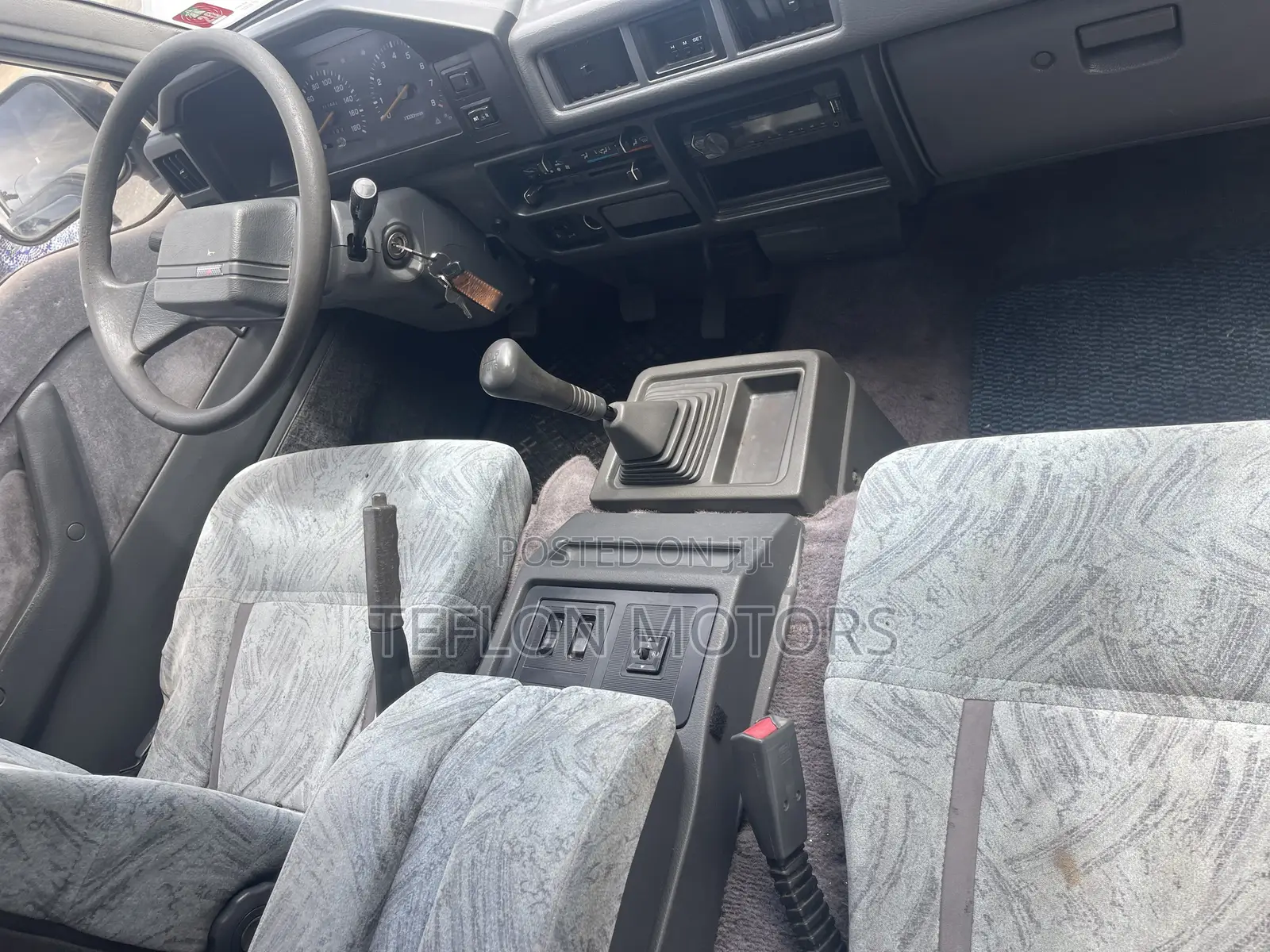 Mitsubishi L300 2004 White