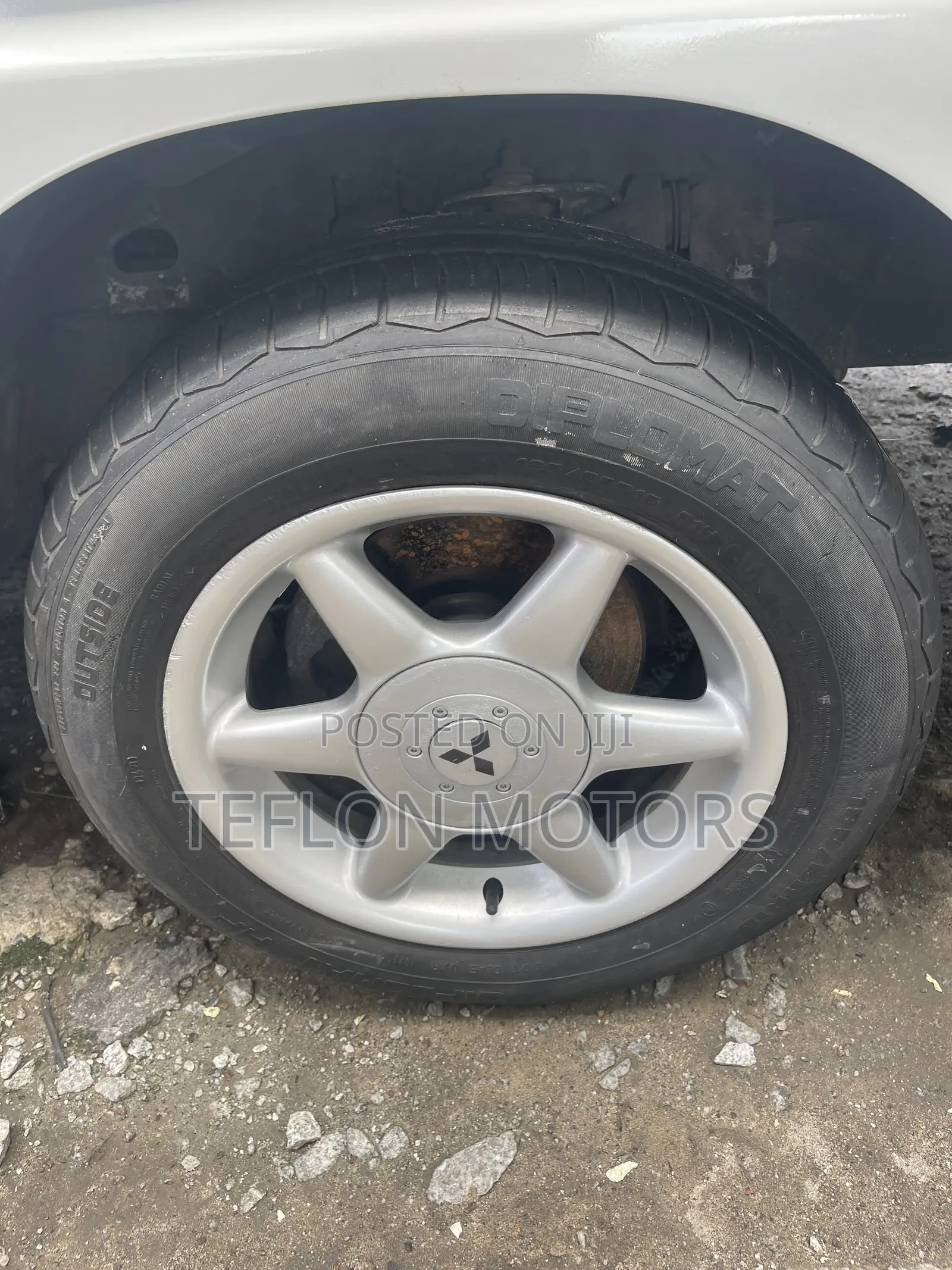Mitsubishi L300 2004 White