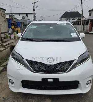 Toyota Sienna SE 8-Passenger 4dr Minivan (3.5L 6cyl 6A) 2015 White