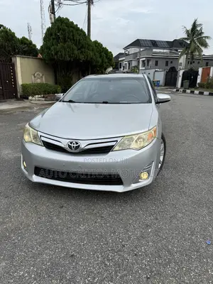 Toyota Camry XLE 4dr Sedan (2.5L 4cyl 6A) 2013 Silver