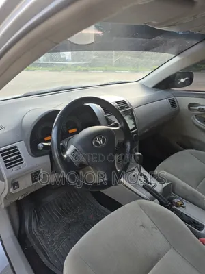 Toyota Corolla LE 4dr Sedan (1.8L 4cyl 4A) 2011 Silver