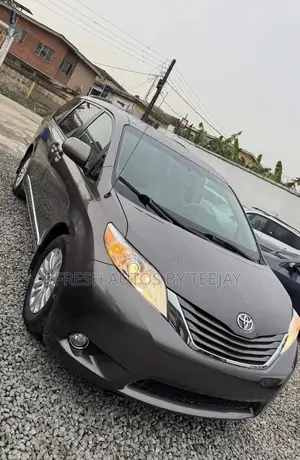 Toyota Sienna XLE FWD 8-Passenger 2013 Gray