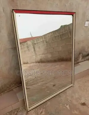 Aluminum Mirror Glass of 125cm Lengths and 97cm Breadth