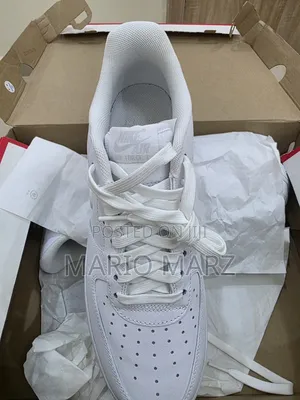 Nike Air Force 1'07 (Triple
White)