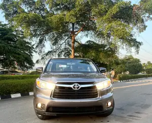 Toyota Highlander LE Plus 4dr SUV (3.5L 6cyl 6A) 2015 Gray