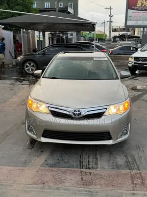 Toyota Camry XLE 4dr Sedan (2.5L 4cyl 6A) 2014 Gold