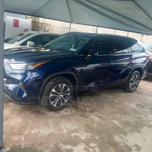 Toyota Highlander XLE 2021 Blue