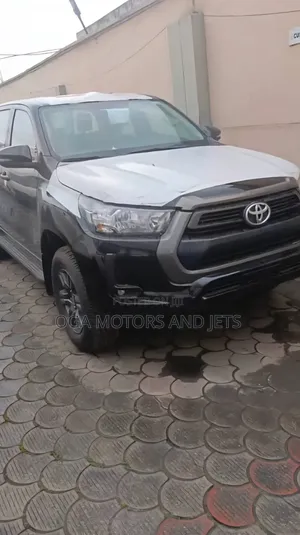 New Toyota Hilux 2025 Black