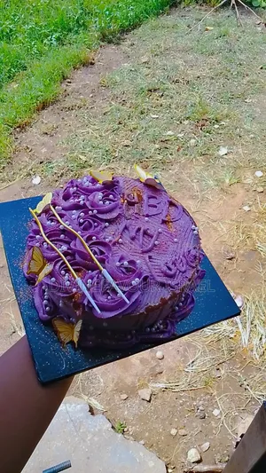 Size 8 One Layer of Butter Cream Frosting