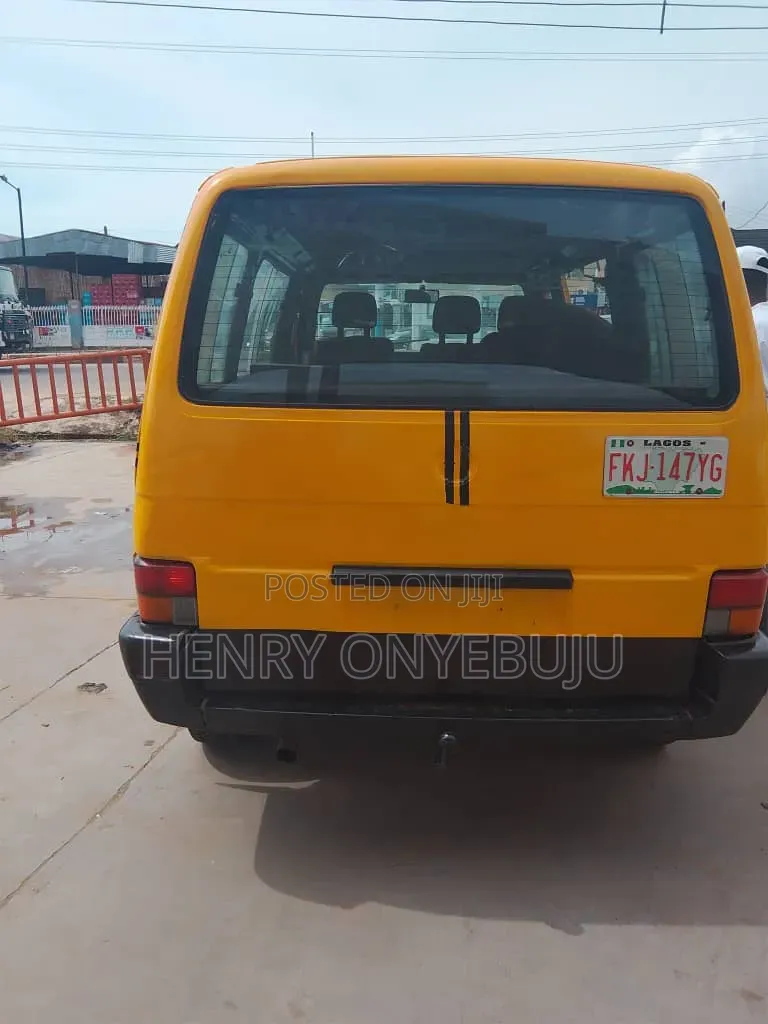 Volkswagen Transporter 2005 Yellow