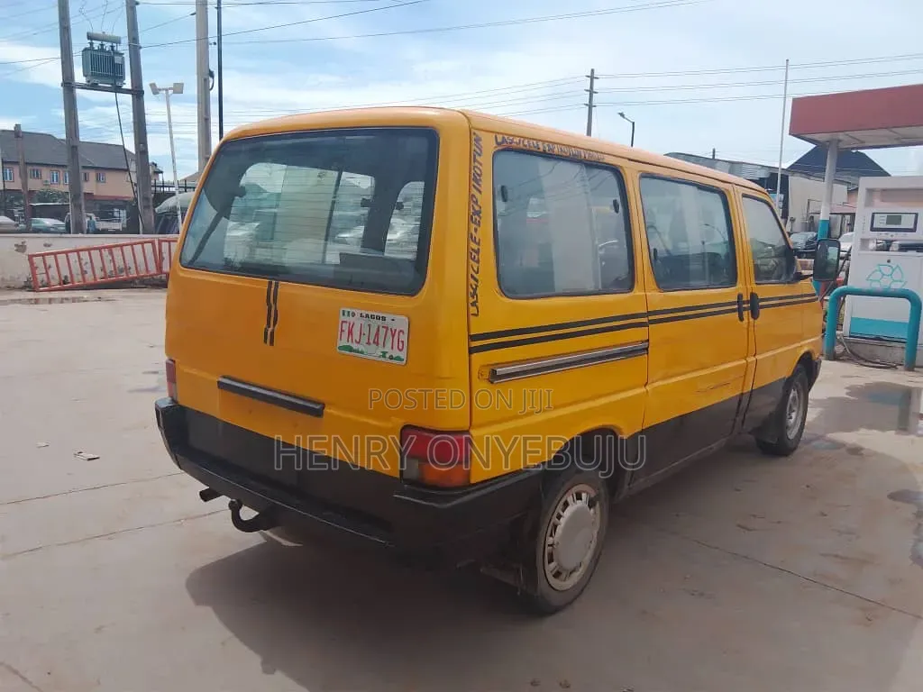 Volkswagen Transporter 2005 Yellow