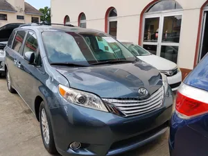Toyota Sienna XLE 7-Passenger 4dr Minivan AWD (3.5L 6cyl 6A) 2015 Blue