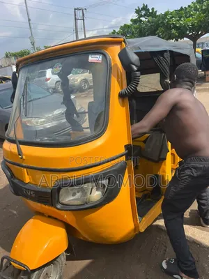 TVS King Cargo 2022 Yellow