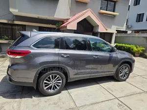 Toyota Highlander XLE 2019 Gray