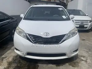 Toyota Sienna LE 8-Passenger 4dr Minivan (3.5L 6cyl 6A) 2014 White
