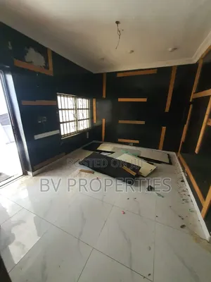 Mini Flat in Chevron for rent