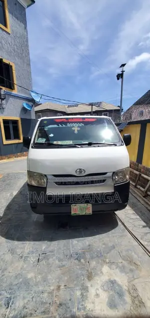 Toyota HiAce 2012 White