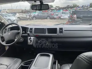 Toyota HiAce 2015 Silver