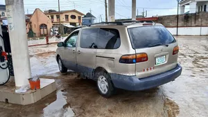 Toyota Sienna LE & 1 hatch 2000 Gold