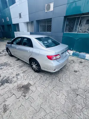 Toyota Corolla LE 4dr Sedan (1.8L 4cyl 4A) 2011 Silver