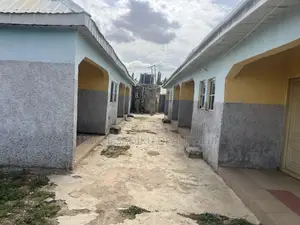 17 Unit Self Contain Student Lodge, Near Campus With Undeveloped Land