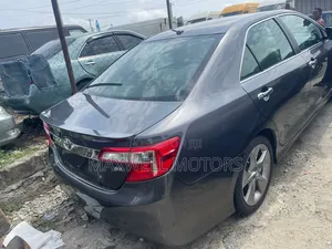 Toyota Camry SE 4dr Sedan (2.5L 4cyl 6A) 2014 Gray